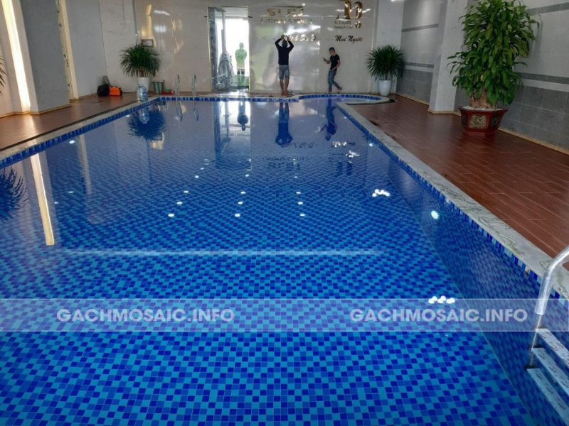 Bàn giao bể bơi ốp lát gạch mosaic chú Bình, Sài Gòn