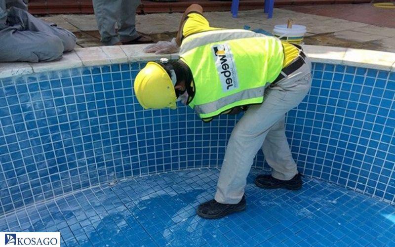 Gạch mosaic thủy tinh ốp đáy bể bơi dễ dàng thi công
