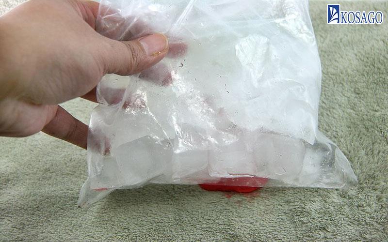 Cách tẩy kẹo cao su trên sàn nhà bằng đá lạnh