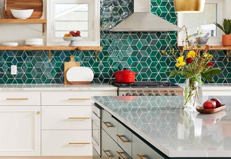 Màu sắc gạch tạo nét nổi bật cho không gian bếp