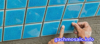 Gắn gạch mosaic lên trên lớp vữa trát