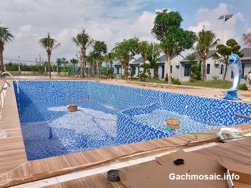 Gạch bể bơi được lát hoàn thị cho khách hàng của gachmosaic.info 