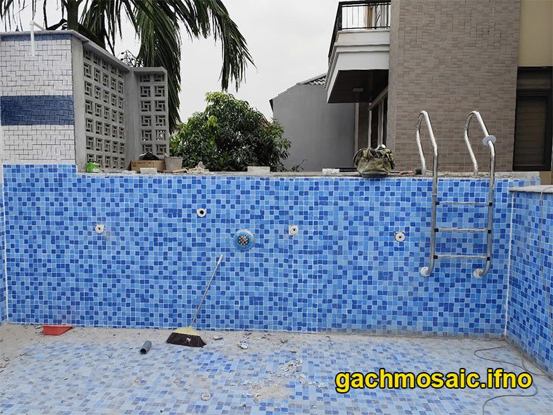 Gạch mosaic đã được kỹ thuật viên của gachmosaic.info dán chắc chắn bằng keo cho khách hàng